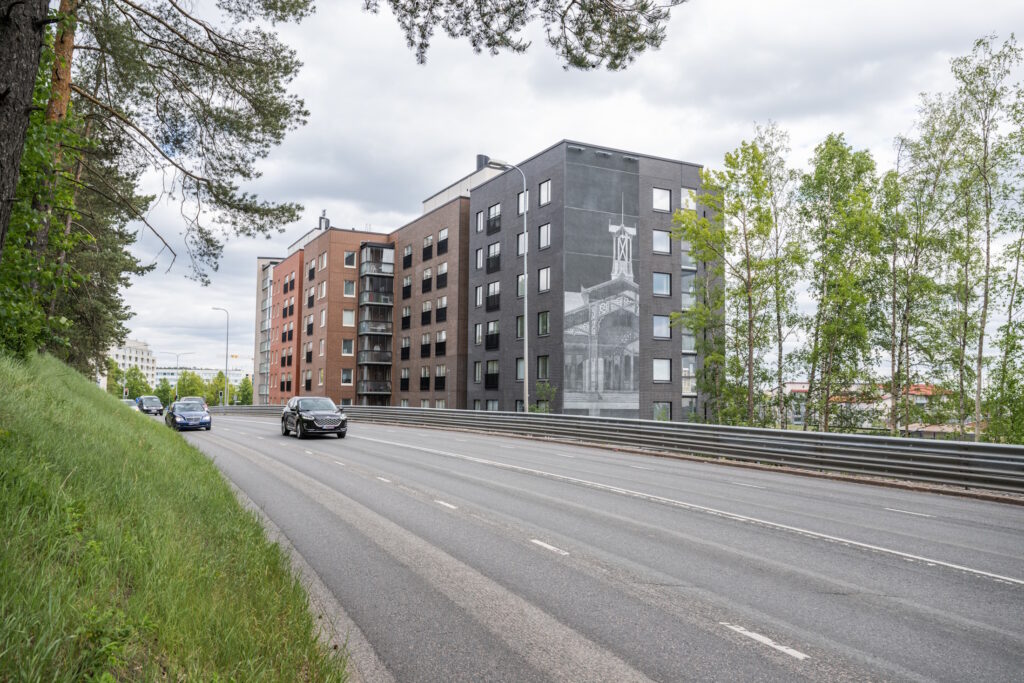 Jaksonkadun näyttävä julkinen taideteos Lahden aseman kupeessa herättää henkiin kaupungin ja rautateiden historian