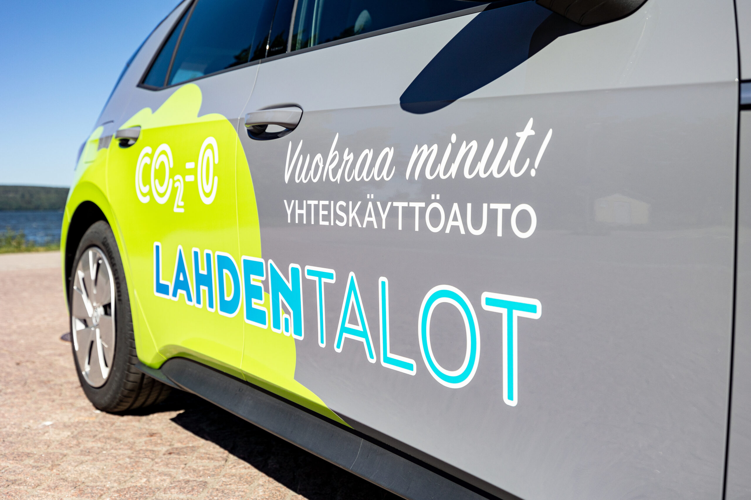 Lahden Talojen volkswagen täyssähköinen yhteiskäyttöauto.